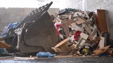 Şehir Atık Yönetimi Tesisindeki Kova 'ya çöp boşaltan kamyonet. Ağır Görev Endüstriyel Ekipman TemasıName.