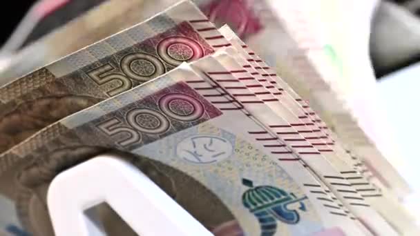 Nahaufnahme Eines Bündels Von Fünfhundert Polnischen Zloty Scheinen Die Automatischen — Stockvideo