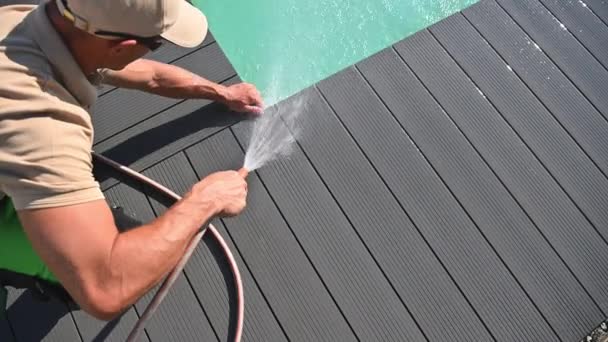 白种人用花园套子清洗室外游泳池周围的复合甲板 住宅联营维修主题 — 图库视频影像