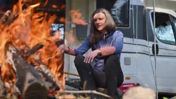 Λευκή Γυναίκα Κάθεται Στην Κατασκήνωση Μπροστά Από Τροχόσπιτο Στο Camping — Αρχείο Βίντεο