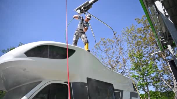 Caucasiano Lavador Carros Pressão Trabalhador Lavagem Branco Moderno Camper Van — Vídeo de Stock