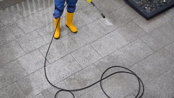 Trabajador Botas Goma Amarillas Lavado Presión Concrete Slab Driveway Frente — Vídeos de Stock