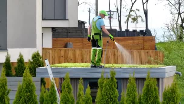 Profesjonalny Ogrodnik Stojący Dachu Ogrodu Shed Podlewania Zielony Dach Instalacji — Wideo stockowe