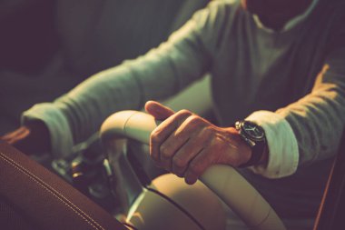 Günbatımında Modern Araç Direksiyonunun Arkasında Orta Çağ Kafkasyalı Sürücü. Otomotiv Teması.