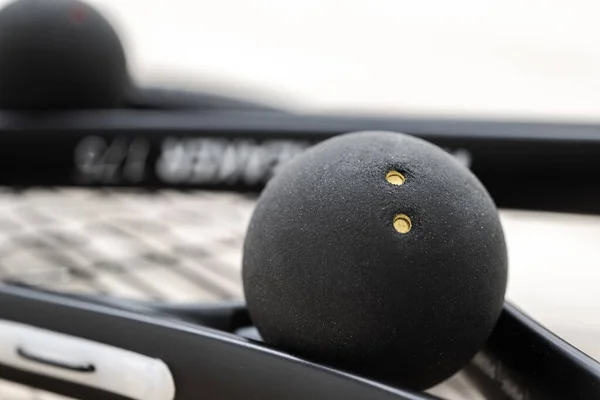 Fekete Labda Modern Squash Rakéták Közelről Sport Ipar Téma — Stock Fotó