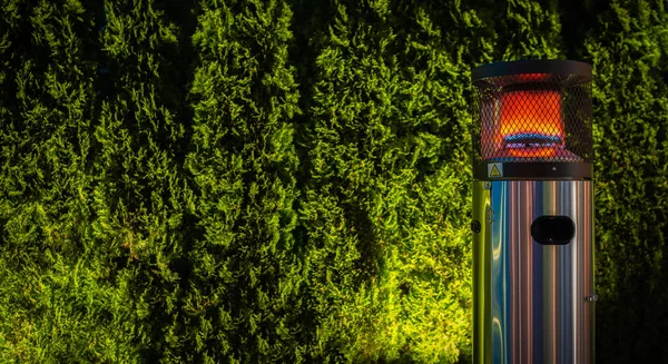 寒冷的夜晚 在花园内焚烧住宅丙烷加热器 — 图库照片
