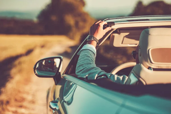 Καυκάσιος Επιτυχημένος Οδηγός Απολαμβάνοντας Καλοκαίρι Οδικό Ταξίδι Στο Σύγχρονο Cabriolet — Φωτογραφία Αρχείου