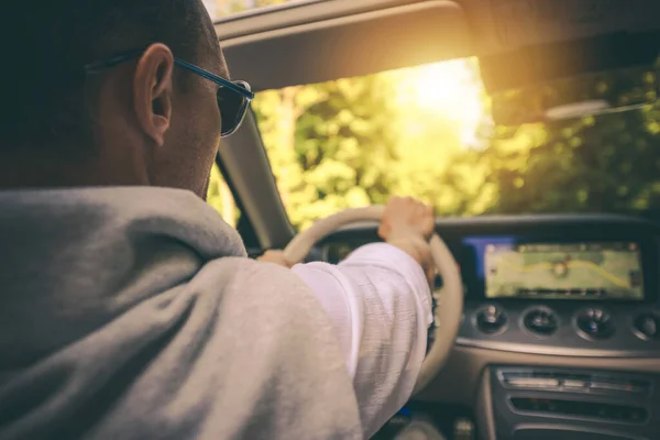 Driver Kaukasia Dalam Kacamata Hitam Menikmati Kendaraan Konversi Drive Selama — Stok Foto