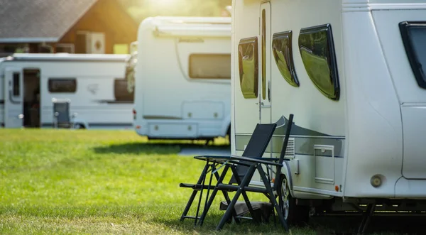 夏のシーズン中にヨーロッパRvパークキャンプ キャンプ場には多くの旅行トレイルとキャンパーバンがあります 夏のRv休暇のテーマ — ストック写真