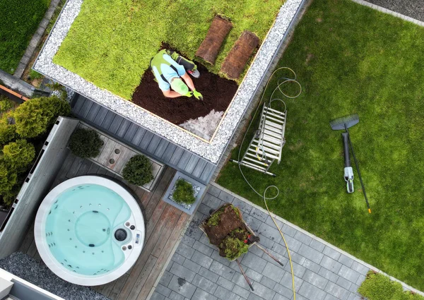 Luftaufnahme Der Installation Eines Begrünten Sedumdachs Auf Einem Gartenschuppen Durchgeführt — Stockfoto