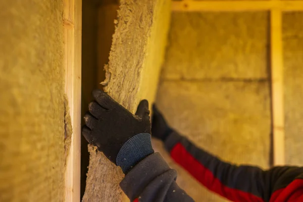 鉱物の木の建物の壁断熱材を閉じます 建設業のテーマ — ストック写真