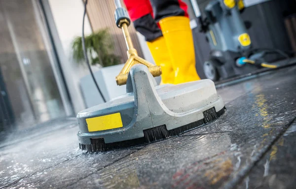 電力水圧洗浄コンクリート表面クリーナー取り付け 住宅用コンクリートレンガの清掃 パティオ — ストック写真