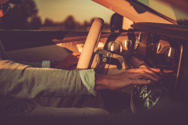 Araçtaki Bilgisayarın Ekranına Dokunan Beyaz Sürücü 'nün yakın çekimi. Modern Araba İçi.