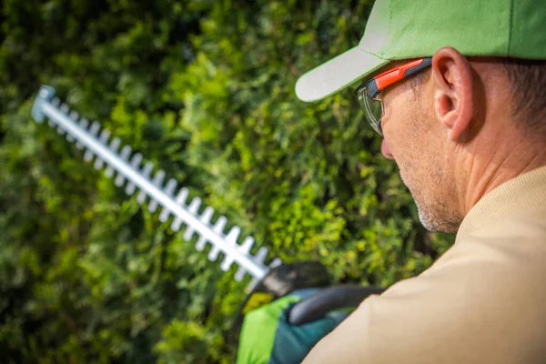 Vista Lateral Closeup Professional Gardener Holding Hedge Trimmers Garden Power — Fotografia de Stock
