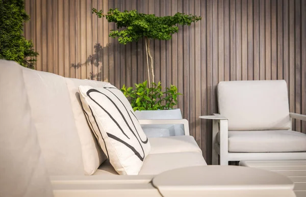 Gloednieuw Tuinmeubilair Pastelgele Kleur Gerangschikt Bij Moderne Achtertuin Patio Exterieur — Stockfoto