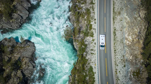 挪威山河畔风景大道上的现代野营面包车空中景观 — 图库照片
