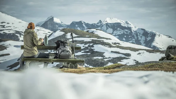 短いトレイルブレイクを取る白人ハイカーは 風光明媚な山の風景を楽しむことができます 右サイドコピースペース ノルウェーの風景 — ストック写真