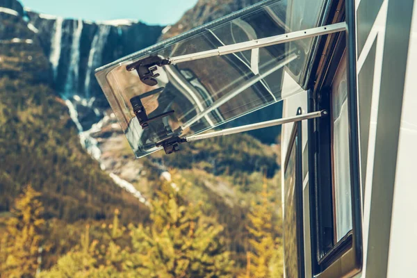 Trockencamping Neben Malerischen Norwegischen Wasserfällen Wohnmobil Kastenwagen Fenster Offen — Stockfoto