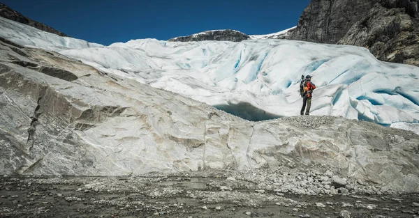 Norwegian Vestland County Glacier Exploration Trip Randonneur Caucasien Jouissant Spectaculaire — Photo