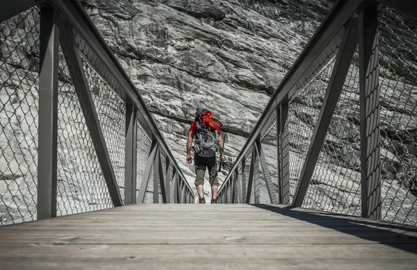 Wandelaar Crossing Mountain Trail Bridge Weg Naar Beneden Van Gletsjer — Stockfoto