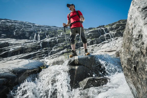 背景に何百もの滝がある氷河バレートレイルのハイカー 観光ノルウェーのハイキング — ストック写真