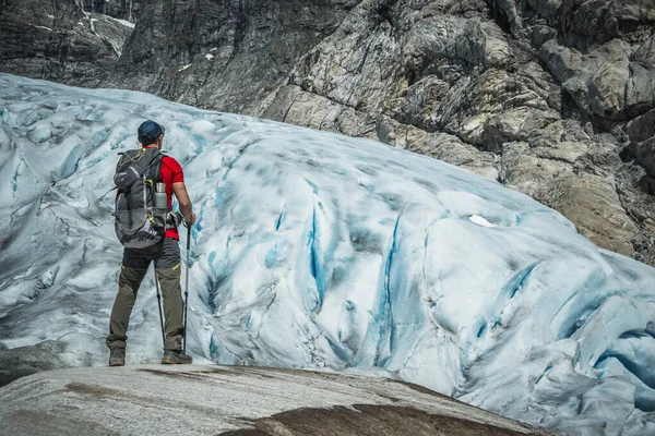 40代の白人ハイカーは暑い夏の晴れた日に風光明媚なノルウェーの氷河の頭の前に滞在 — ストック写真