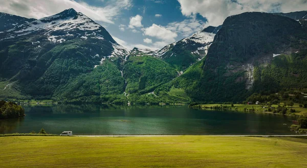 Camper Veicolo Ricreativo Una Strada Panoramica Norvegese Durante Periodo Vacanza — Foto Stock