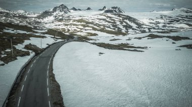 Norveç Vestland İlçesi Yaz Öncesi Manzarası Yolu. Karlı Yol Koşulları.