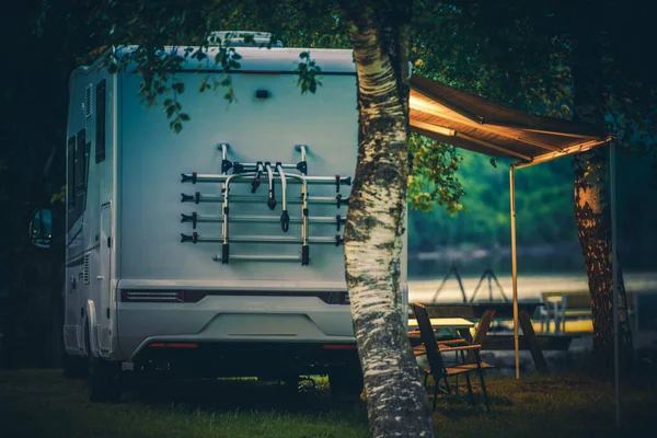 Lugn Natt Husbil Övernattning Camping Park Moderna Fritidsfordon — Stockfoto
