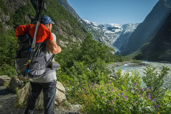 40代の白人ハイカーは 景色の良いケネンダル氷河渓谷を素早く見ています ノルウェーのトレイルのテーマ — ストック写真