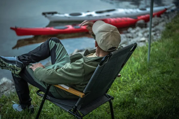Caucasiano Kayaker Descansando Depois Longo Dia Água Dois Caiaques Pendurados — Fotografia de Stock