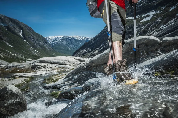 Caucasian Hiker Trail Waterproof Hiking Shoes Crossing Small Mountain Stream — Stock Photo, Image