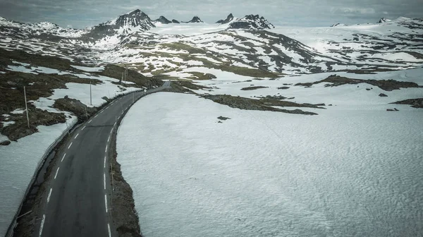 Norská Vestland County Early Summer Scenic Road Snowy Road Conditions — Stock fotografie