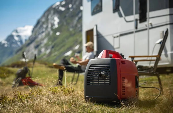 Korzystanie Portable Gasoline Inverted Generator Podczas Suchego Camping Kamperze Van — Zdjęcie stockowe