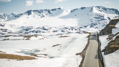 Snow ve bir Kamp Van tarafından korunan Norveç Yaban Yolu 'nun Hava Görüntüsü