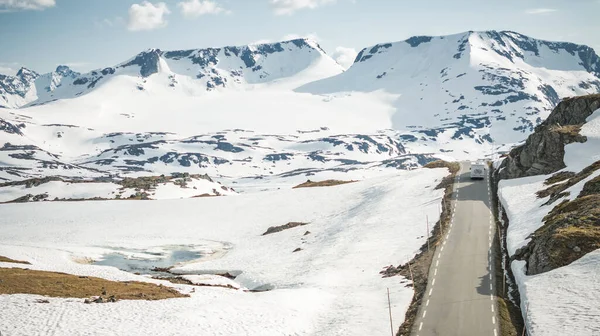 雪地覆盖的挪威荒野路与野营车的空中景观 — 图库照片