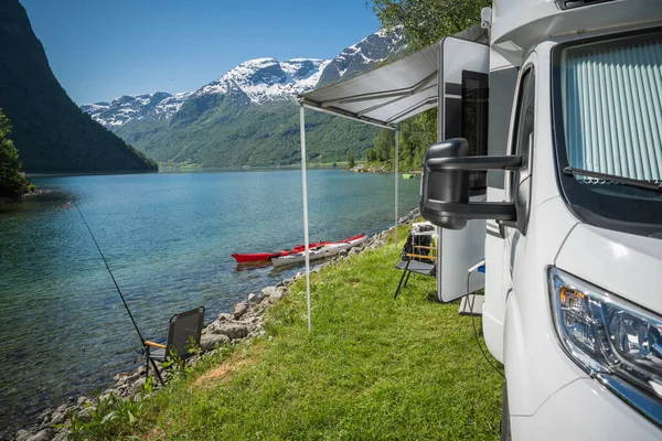 Modern Husbil Och Norska Waterfront Camping Med Kajaker Och Fiskespön — Stockfoto