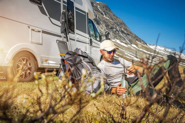 Hombre Caucásico Años Disfrutando Sus Vacaciones Camper Van Wilderness Acostado — Foto de Stock