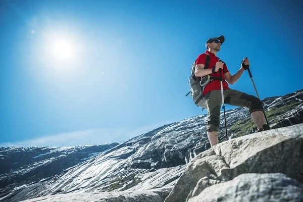 Norwegian High Mountains Caucasian Hiker Scenic Sunny Trail Glaciated Landscape — Stock Photo, Image