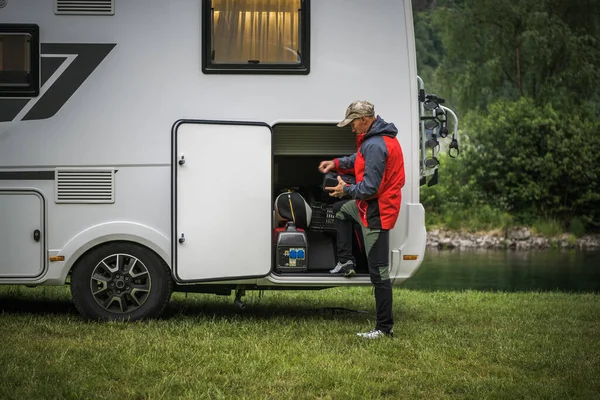 Hombre Saliendo Del Camping Park Revisando Almacenamiento Autocaravanas Antes Dirigirse —  Fotos de Stock