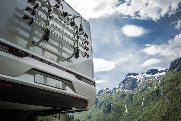 Moderner Halb Integral Kastenwagen Auf Road Trip Rückansicht Mit Malerischen — Stockfoto