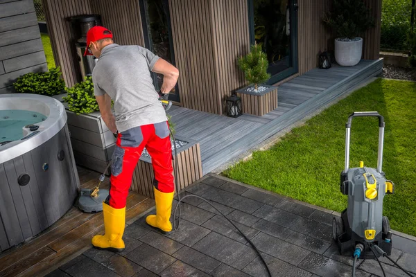 40代の白人男性の圧力洗浄コンクリートは 洗面表面の添付ファイルを使用してパティオをレンガ 庭園整備 — ストック写真
