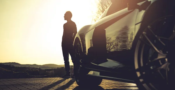 富有的成功白人男子在他的中年自豪地呆在他的异国情调超级汽车旁边在风景秀丽的夏日日落 汽车主题 — 图库照片