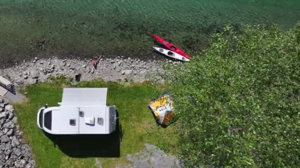 Flygfoto Över Resenären Njuter Trevlig Campingplats Utsikt Över Sjön Shore — Stockvideo