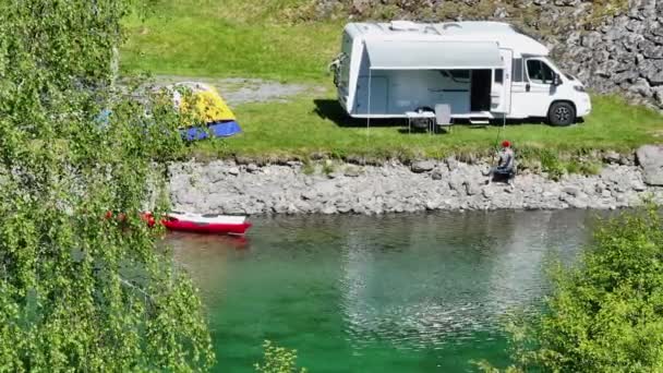 Traveler Fiske Rocky Lake Shore Soliga Sommardagen Campingplats Med Husbil — Stockvideo