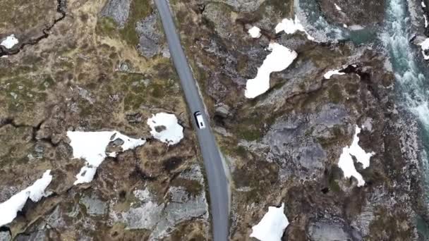 Flygfoto Vit Husbil Körning Längs Slingrande Väg Bergsområde Det Natursköna — Stockvideo