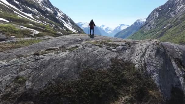 Гірський Пішохід Насолоджується Панорамою Норвезьких Гір Сценічні Пішохідні Стежки Європі — стокове відео