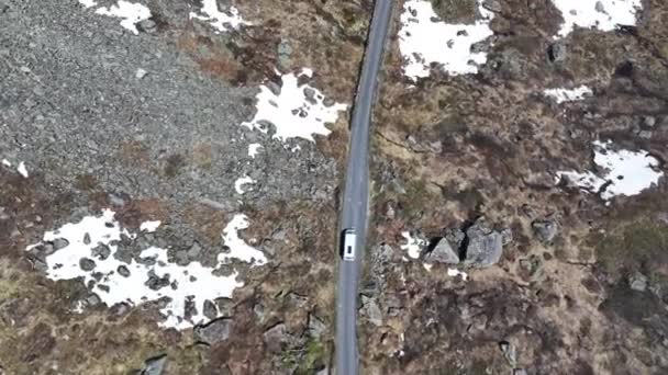 Flygfoto Över Slingrande Väg Som Går Genom Rocky Mountain Valley — Stockvideo