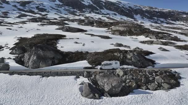 화이트 White Modern Motorhome 노르웨이 유럽의 스노이 지역을 통과하는 도로이다 — 비디오