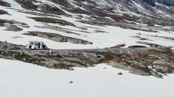 Malowniczy Kemping Snowy Mountain Valley Podróżnik Korzystających Rano View Obok — Wideo stockowe